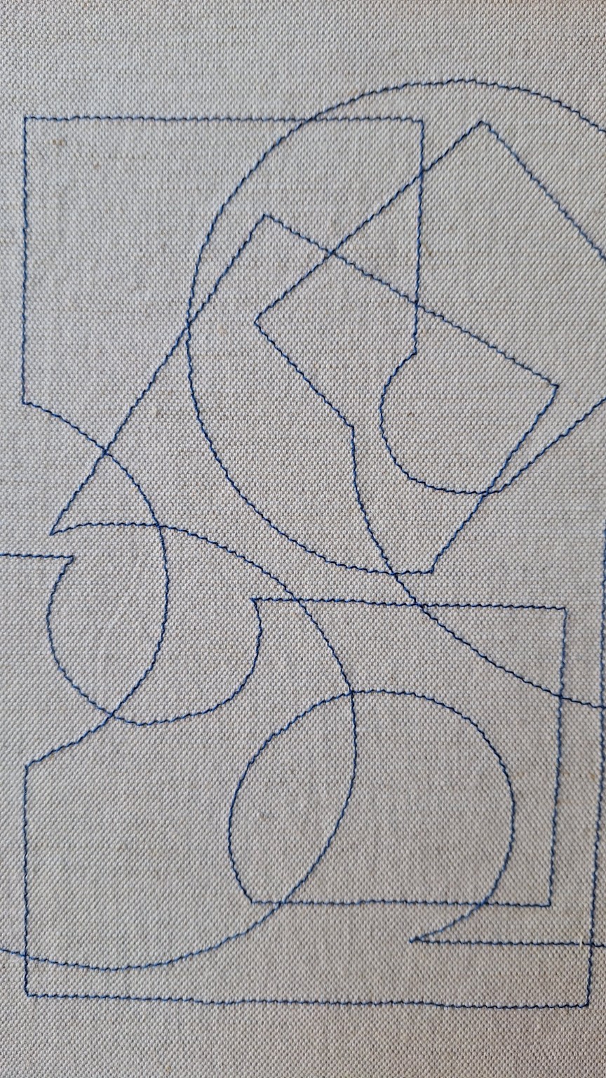 Detail geometrického motivu převedeného stehem na textil